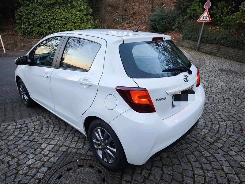 Gebraucht Toyota Yaris 99 PS (72 kW) 2016 Weiß Limousine