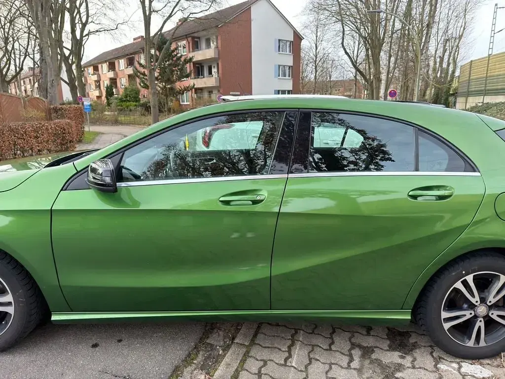 Gebraucht Mercedes A180 Urban 122 PS (89 kW) 2016 Grün Kleinwagen
