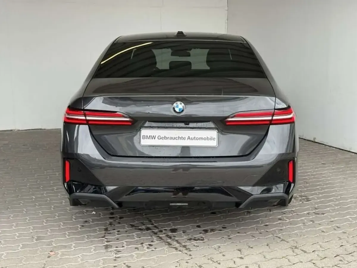 Gebraucht BMW 520 M Sport 197 PS (144 kW) 2024 Grau Limousine