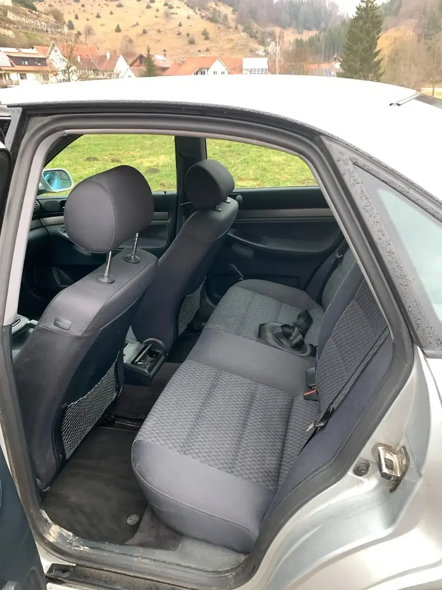 Usado Audi A4 125 HP (91 kW) 2000 Prateado Sedan