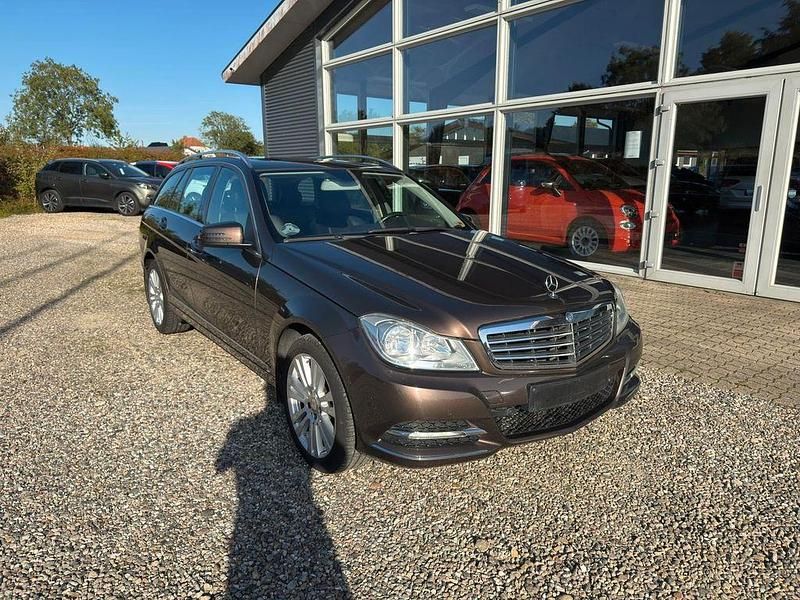 Braun Gebraucht 2012 Mercedes C180 Limousine | 6.900 € (Superpreis) - Bild 1/4