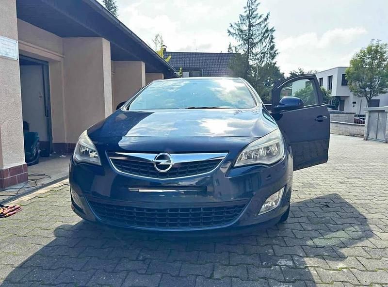 Second-hand Opel Astra 75 CP (55 kW) 2011 Albastru Hatchback