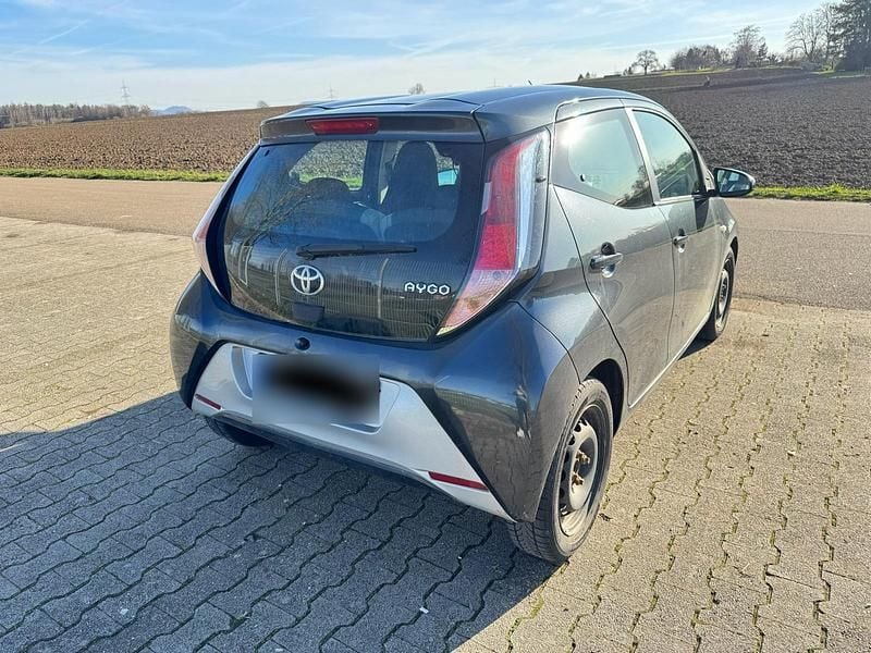 Gebraucht Toyota Aygo 70 PS (51 kW) 2016 Schwarz Kleinwagen
