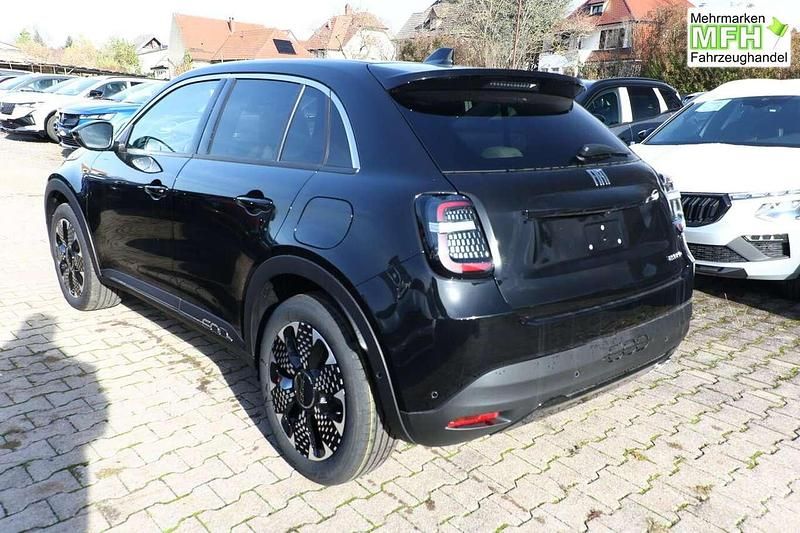 Neu Fiat 600 La Prima 145 PS (106 kW) 2025 Cinema schwarz SUV