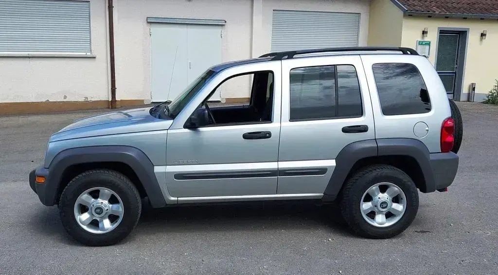 Gebraucht Jeep Cherokee Limited 211 PS (155 kW) 2003 Silber SUV