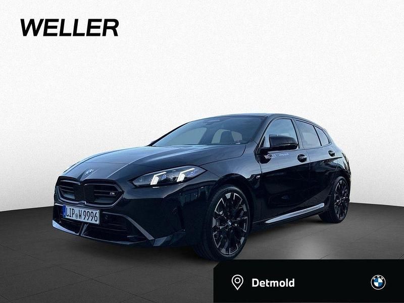 Black sapphire (schwarz) Gebraucht 2024 BMW M135 Comfort Edition Kleinwagen | 51.490 € - Bild 1/4