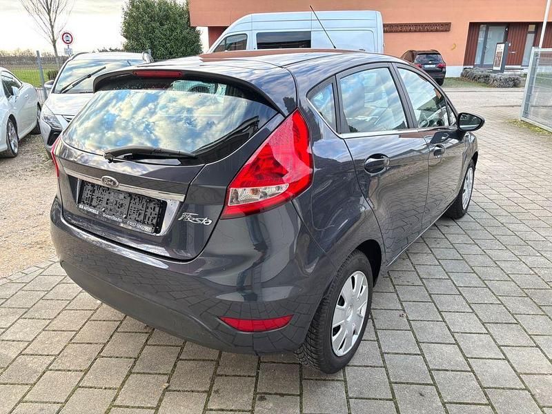 Gebraucht Ford Fiesta Titanium 82 PS (60 kW) 2011 Blau Kleinwagen