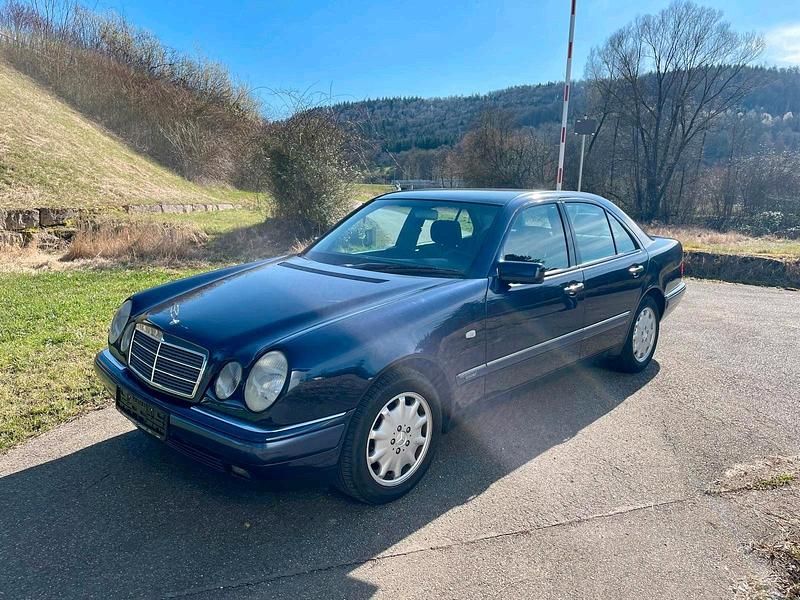 Blau Gebraucht 1999 Mercedes E300 Elegance Limousine | 16.999 € - Bild 1/4