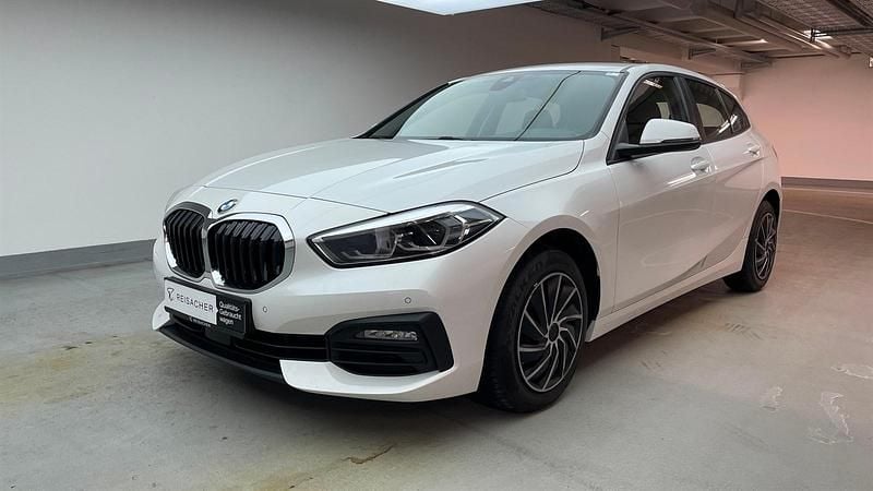Mineralweiß metallic Gebraucht 2022 BMW 118 Advantage Kleinwagen | 19.990 € (Fairer Preis) - Bild 1/4