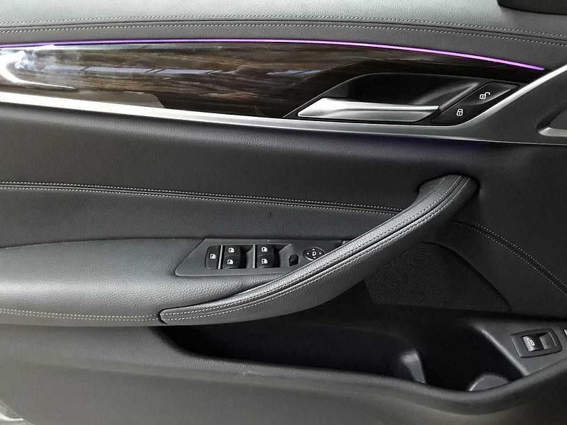 Gebraucht BMW 530e Luxury Line 184 PS (135 kW) 2022 Schwarz uni Kombi