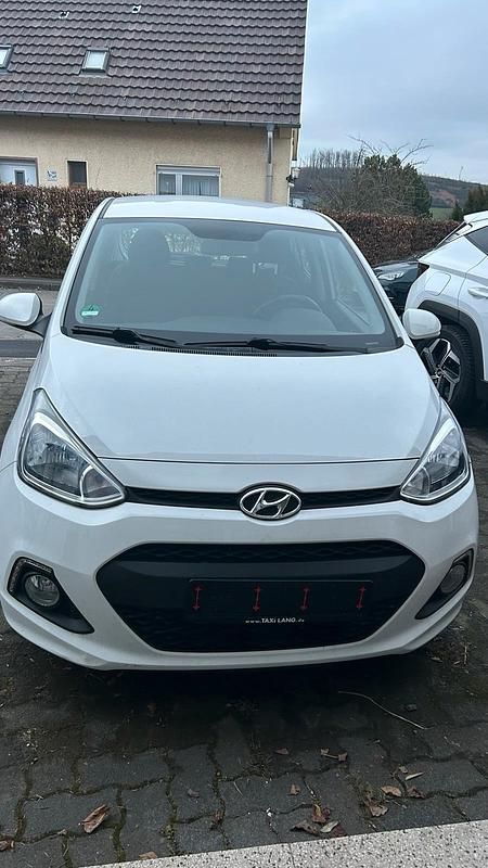 Gebraucht Hyundai i10 87 PS (63 kW) 2015 Weiß Kleinwagen