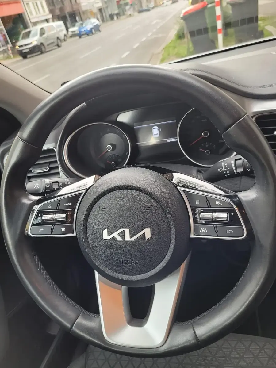 Usado Kia Ceed Edition 7 101 CV (74 kW) 2023 Plateado Utilitario