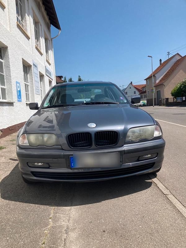 Silber Gebraucht 2001 BMW 320 Limousine | 1.899 € (Superpreis) - Bild 1/4