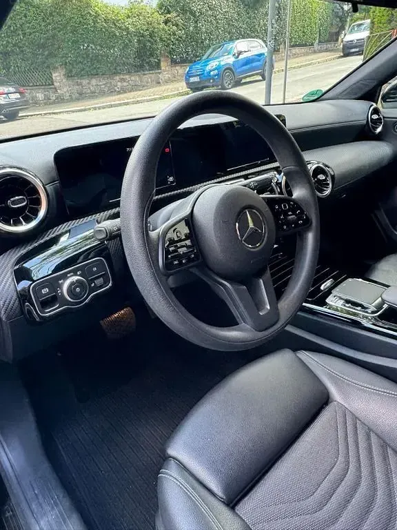 Gebraucht Mercedes A180 136 PS (100 kW) 2020 Schwarz Limousine