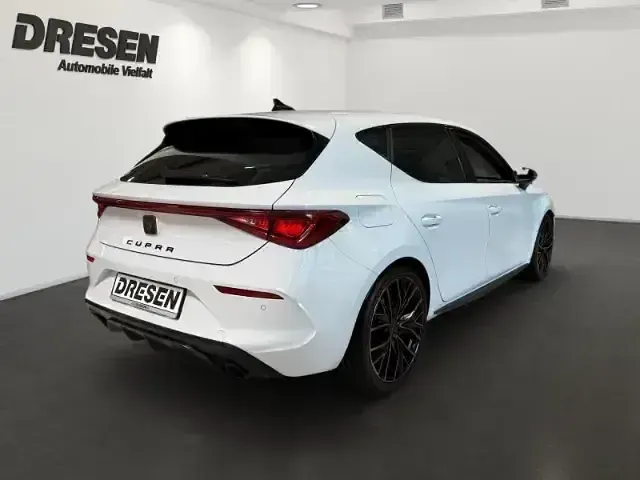 Używany Cupra Leon VZ 245 KM (180 kW) 2024 Biały Sedan/Limuzyna