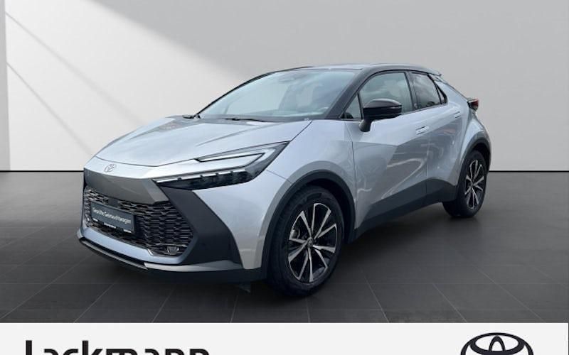 Shimmering silver metallic / d Gebraucht 2023 Toyota C-HR Team SUV | 34.390 € (Fairer Preis) - Bild 1/4