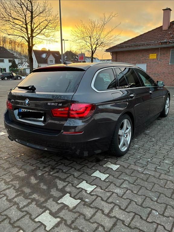 Grau Gebraucht 2011 BMW 530 Kombi | 11.600 € (Fairer Preis) - Bild 1/4