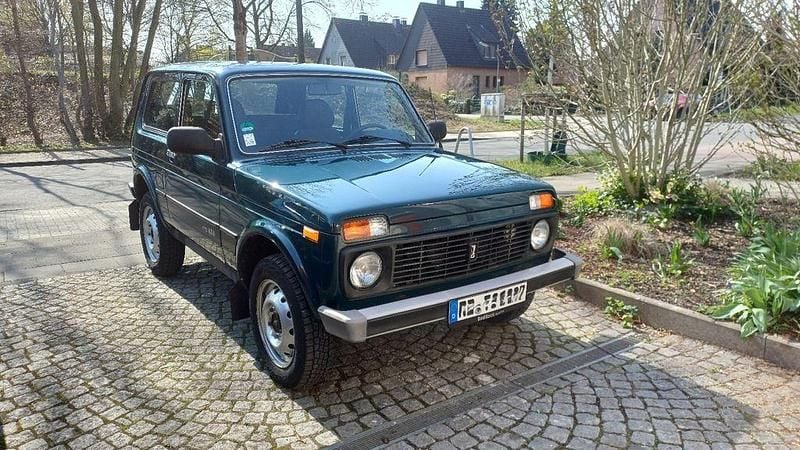 Second-hand Lada niva 83 CP (61 kW) 2010 Verde SUV