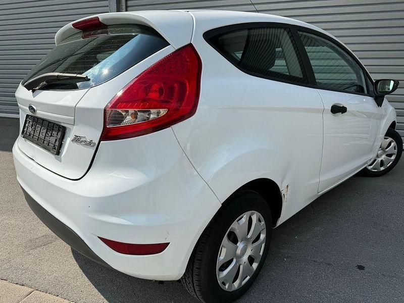 Gebraucht Ford Fiesta Ambiente 60 PS (44 kW) 2012 Weiß Kleinwagen