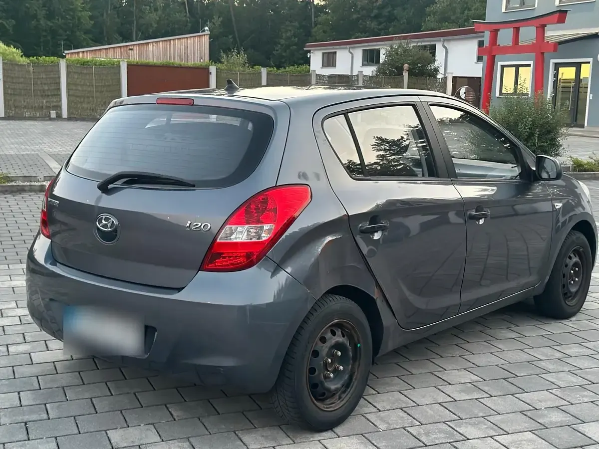 Gebraucht Hyundai i20 77 PS (56 kW) 2011 Grau Kleinwagen