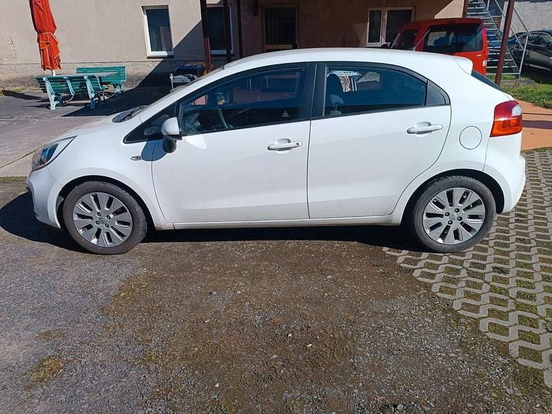 Second-hand Kia Rio Edition 7 86 CP (63 kW) 2012 Alb Berlinǎ