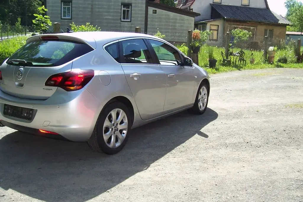 Używany Opel Astra Innovation 140 KM (102 kW) 2011 Srebrny Sedan/Limuzyna