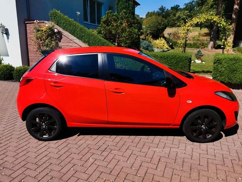 Gebraucht Mazda 2 Inclusive 75 PS (55 kW) 2013 Rot Kleinwagen