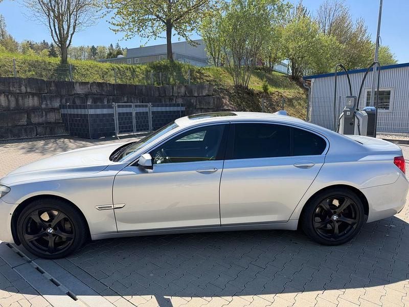 Gebraucht BMW 750 408 PS (300 kW) 2009 Silber Limousine