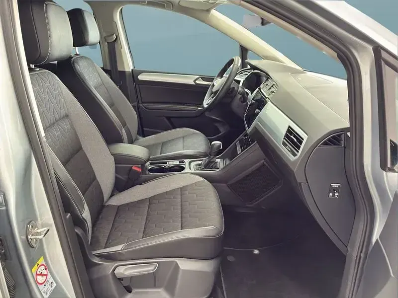 Gebraucht VW Touran 150 PS (110 kW) 2025 Silber Van / Kleinbus