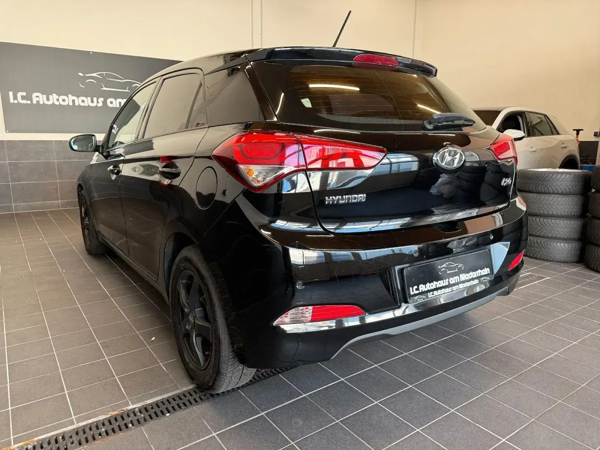 Gebraucht Hyundai i20 Trend 101 PS (74 kW) 2017 Schwarz Kleinwagen