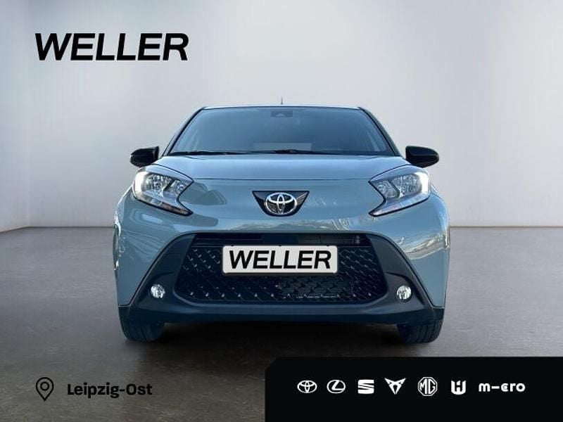 Urban khaki, dach mysticschwarz mica (gruen) Gebraucht 2025 Toyota Aygo Kleinwagen | 15.790 € (Guter Preis) - Bild 1/3