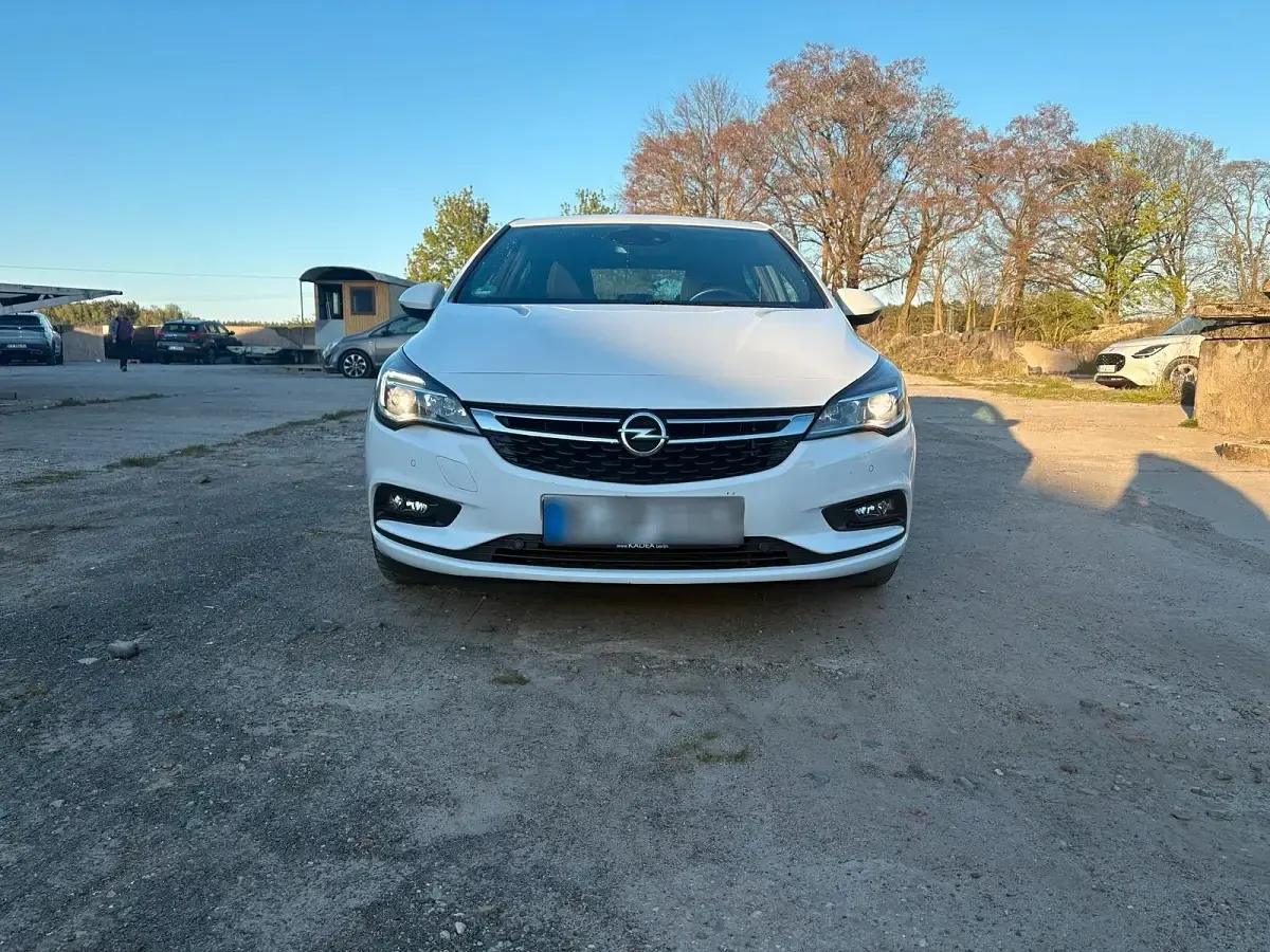 Gebraucht Opel Astra Dynamic 125 PS (91 kW) 2016 Weiß Limousine