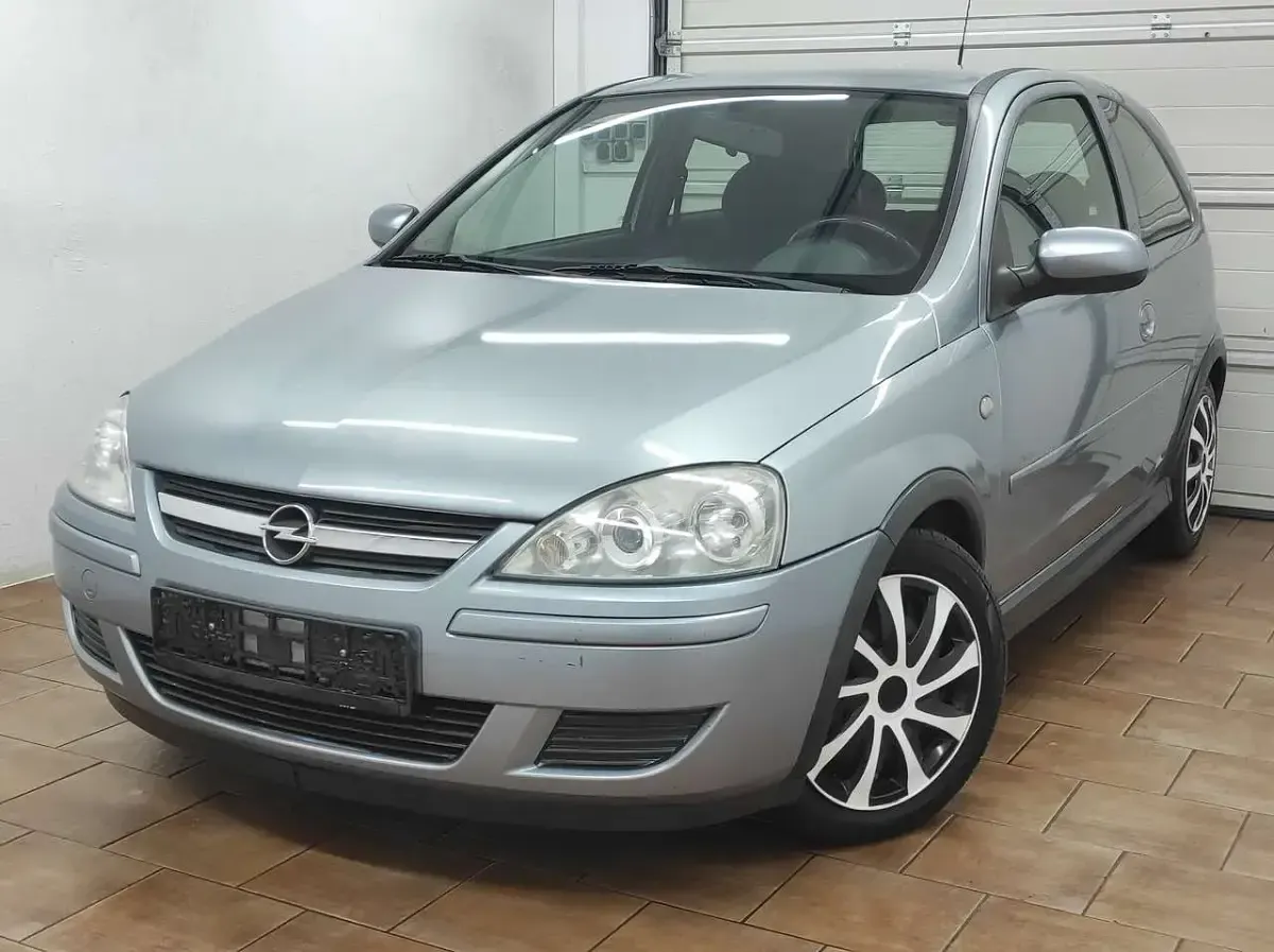 Usado Opel Corsa 80 HP (58 kW) 2005 Prateado Citadino