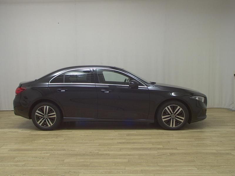 Schwarz Gebraucht 2020 Mercedes A180 Progressive Limousine | 22.780 € (Fairer Preis) - Bild 1/4