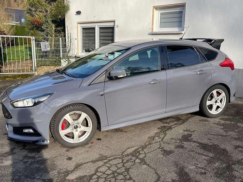 Gebraucht Ford Focus 250 PS (183 kW) 2015 Grau Limousine