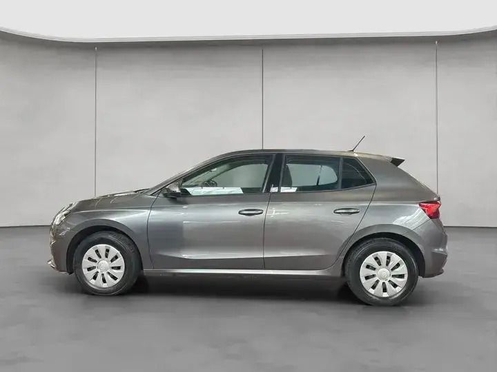 Graphite grey metallic met. Gebraucht 2023 Skoda Fabia Active Limousine | 16.890 € (Fairer Preis) - Bild 1/3