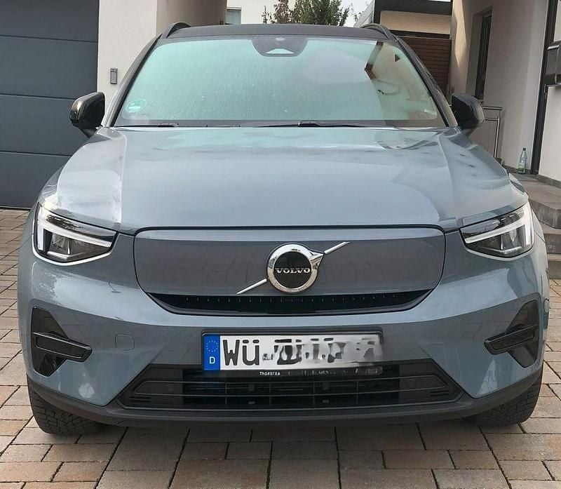 Grau Gebraucht 2022 Volvo XC40 Plus SUV | 32.500 € (Fairer Preis) - Bild 1/4