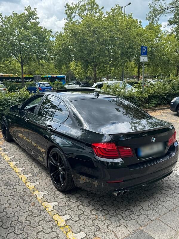 Schwarz Gebraucht 2011 BMW 530 Limousine | 12.450 € (Guter Preis) - Bild 1/4