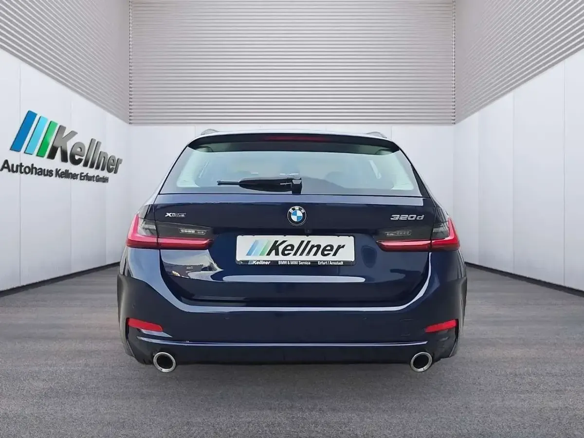 Gebraucht BMW 320 Sport Line 190 PS (139 kW) 2024 Blau Limousine