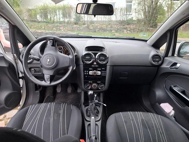 Używany Opel Corsa Selection 69 KM (50 kW) 2010 Biały Hatchback