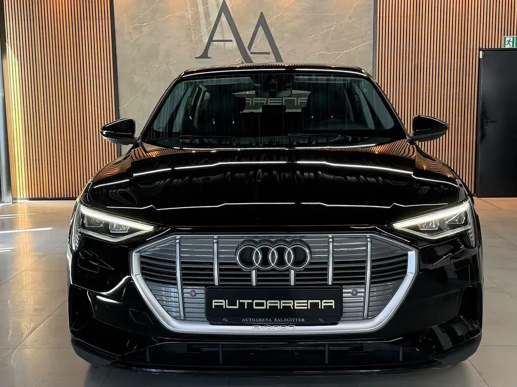 Gebraucht Audi e-tron Basis 300 kW (408 PS) 2022 Schwarz SUV