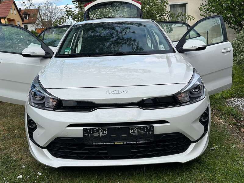 (ud) schneeweiss Gebraucht 2021 Kia Rio 3 Limousine | 11.499 € (Etwas zu teuer) - Bild 1/4