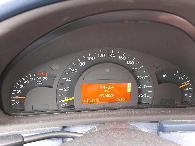 Second-hand Mercedes C180 129 CP (94 kW) 2002 Argintiu Berlinǎ