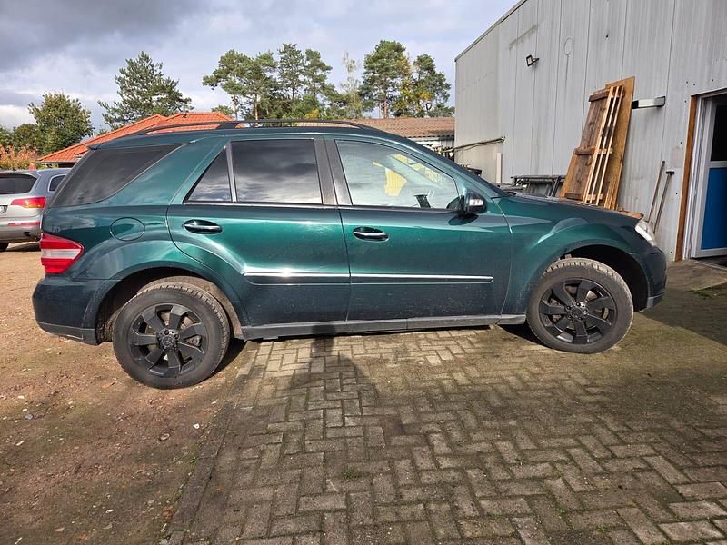 Grün Gebraucht 2006 Mercedes ML320 SUV | 5.000 € (Etwas zu teuer) - Bild 1/4