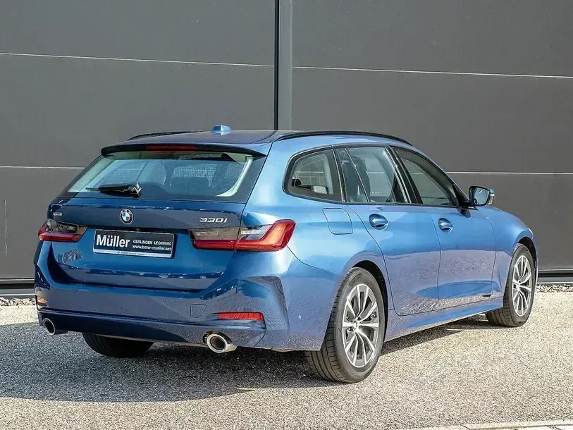 Gebraucht BMW 330 Sport Line 245 PS (180 kW) 2023 Phytonicblau metallic Kombi