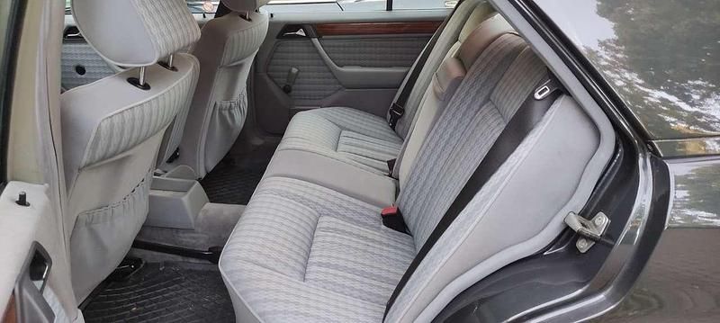 Gebraucht Mercedes E200 118 PS (86 kW) 1992 Limousine