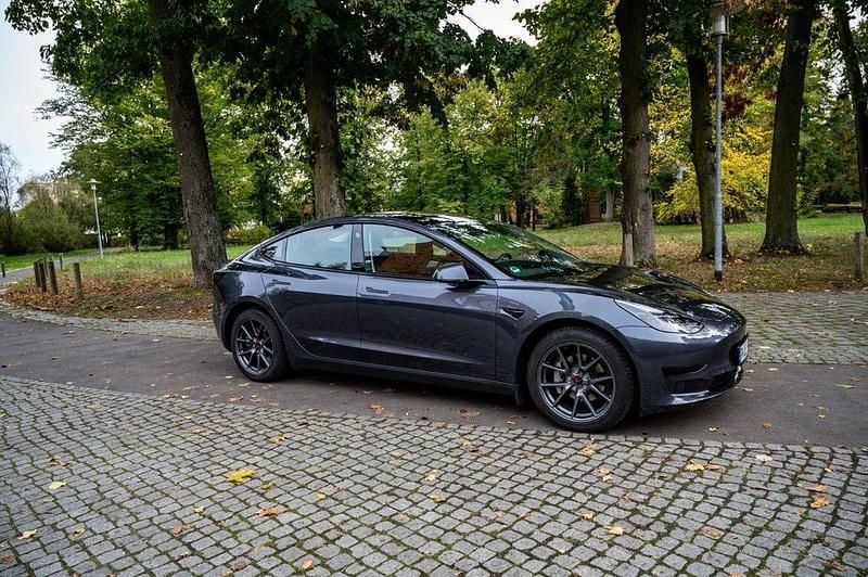 Grau Gebraucht 2021 Tesla Model 3 Standard Range Plus Limousine | 22.999 € (Superpreis) - Bild 1/4