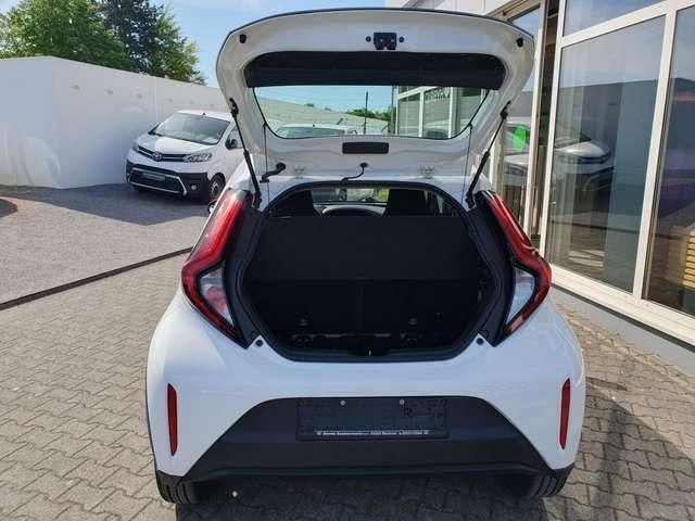 Weiß Gebraucht 2022 Toyota Aygo X-play Kleinwagen | 15.500 € (Fairer Preis) - Bild 1/4