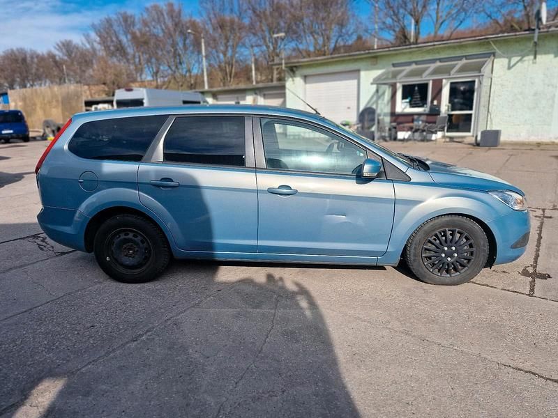 Gebraucht Ford Focus 101 PS (74 kW) 2010 Grün Kombi