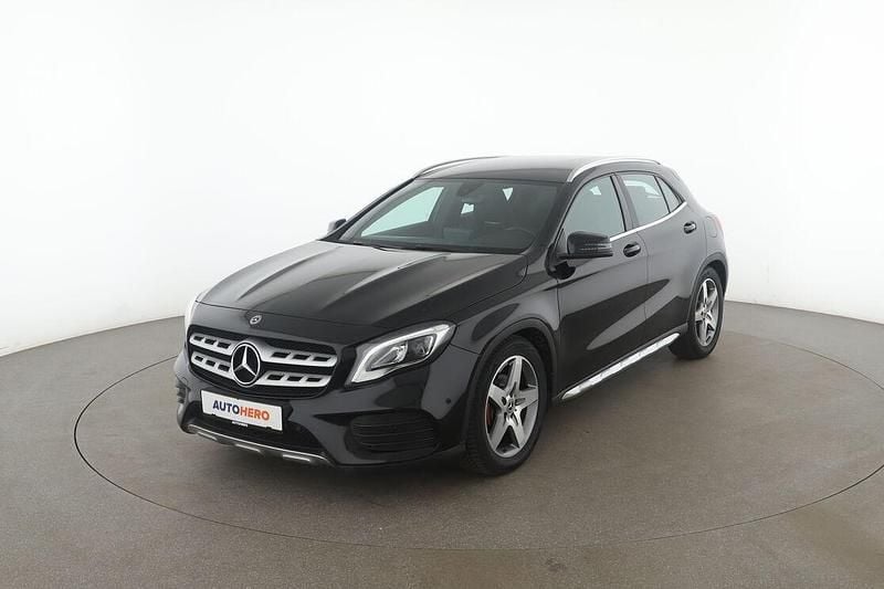 Schwarz Gebraucht 2018 Mercedes GLA180 AMG line SUV | 21.180 € (Teuer) - Bild 1/3